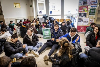 Los alumnos se sentaron para reclamar la Ley estatal de profesionales del deporte