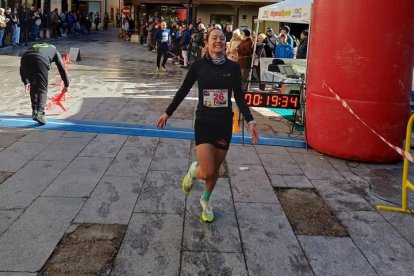 La campeona femenina, Ana García García, en su entrada en meta, en San Esteban.