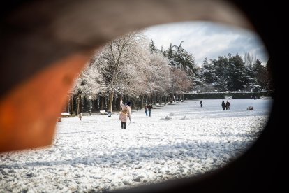 Acumulación de nieve en las calles y parques de Soria.