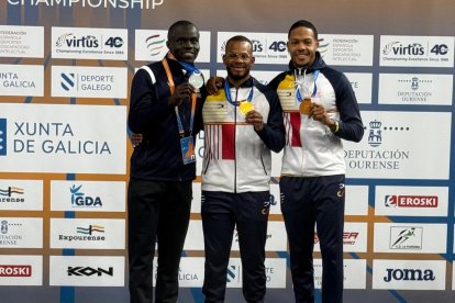 David José Pineda en el centro de la imagen como campeón del mundo de los 200 metros.