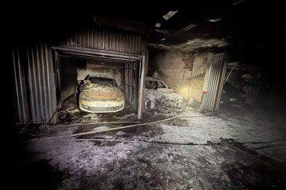 El incendio de un vehículo obliga a desalojar varios bloques de viviendas