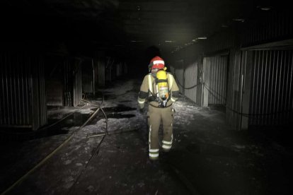 El incendio de un vehículo obliga a desalojar varios bloques de viviendas