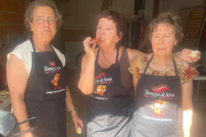 Varios colaboradores se encargaron de cocinar los torreznos en Chércoles.