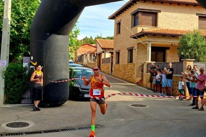 Javier Soriano ganando la distancia 14K.