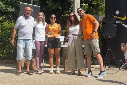 Entrega del premio a la ganadora femenina del 14K con la Asociación de Amigos de Alcubilla de Avellaneda, el alcalde Gustavo Marín, la atleta Estela Navascués y el corredor Arturo Gonzalo Lucas.