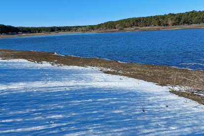 Soria, en alerta amarilla por frío. En la imagen, Cuerda del Pozo este domingo con algo de hielo.