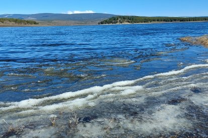 Soria, en alerta amarilla por frío. En la imagen, Cuerda del Pozo este domingo con algo de hielo.