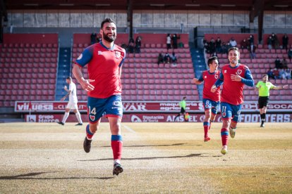 Lupu quiere ante el Ehea seguir celebrando goles con la camiseta del Numancia. GONZALO MONTESEGURO