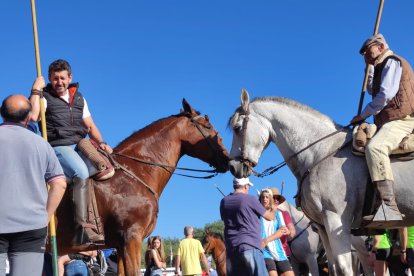 Dos caballistas en la pradera.-A.C.