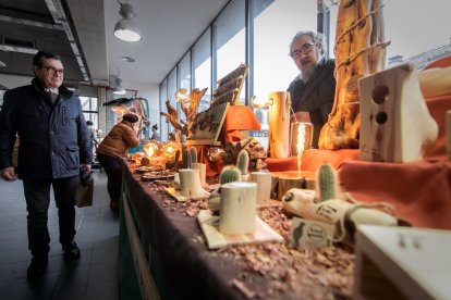 Los artesanos exponen sus productos en Soria, en el mercado municipal de la capital, hasta el próximo 11 de diciembre. La segunda edición del Mercado de Artesanos<a href="https://heraldodiariodesoria.elmundo.es/articulo/soria/artesania-provincia-anima-mercado-municipal-soria-textil-bisuteria-juguetes-madera-incluso-dulces-pueden-adquirirse-dia-11/20221208195949349065.html"> se inauguró el pasado jueves</a> y el publico llenó el mercado de abastos, que abrió en festivo solo para acoger a los artesanos. En la inauguración participó también el Mago Jorge, que cautivó a pequeños y mayores. La feria cuenta con 17 puestos de artesanos y está abierta todos los días de <strong>12.00 a 14.30 horas y de 18.00 a 21.30, salvo el domingo, que abre de 12.00 a 14.30 horas</strong>.