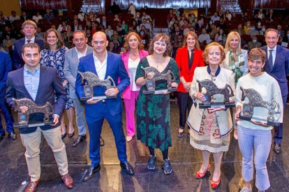 Los premiados en la gala de los Premios Numancia 2022 arropados por quienes les entregaron los galardones. MARIO TEJEDOR