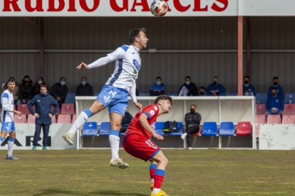 El Almazán ha finalizado la temporada en un excelente estado de forma y goleando a La Bañeza. MARIO TEJEDOR