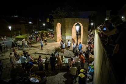 La AAVV de San Pedro reparte migas por las fiestas de San Lorenza - MARIO TEJEDOR (38)