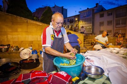 La AAVV de San Pedro reparte migas por las fiestas de San Lorenzo - MARIO TEJEDOR (1)