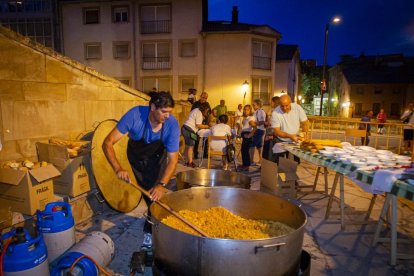La AAVV de San Pedro reparte migas por las fiestas de San Lorenzo - MARIO TEJEDOR