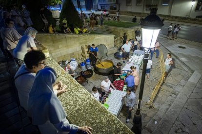 La AAVV de San Pedro reparte migas por las fiestas de San Lorenzo - MARIO TEJEDOR
