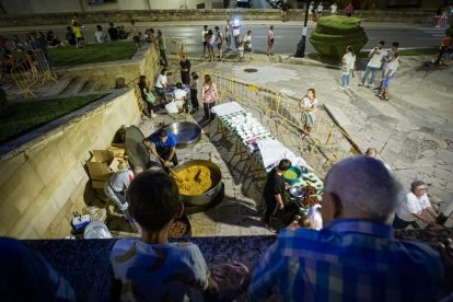 La AAVV de San Pedro reparte migas por las fiestas de San Lorenzo - MARIO TEJEDOR