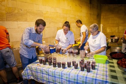 La AAVV de San Pedro reparte migas por las fiestas de San Lorenzo - MARIO TEJEDOR