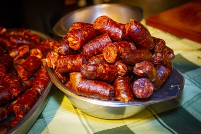 La AAVV de San Pedro reparte migas por las fiestas de San Lorenzo - MARIO TEJEDOR