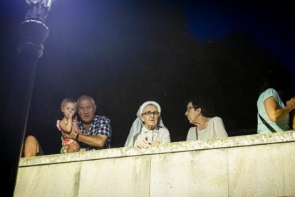 La AAVV de San Pedro reparte migas por las fiestas de San Lorenzo - MARIO TEJEDOR
