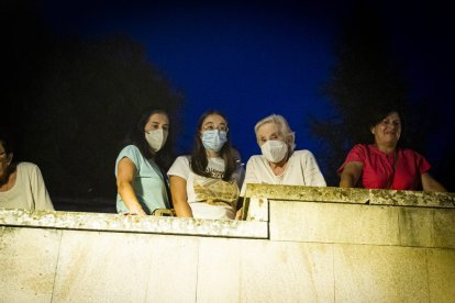 La AAVV de San Pedro reparte migas por las fiestas de San Lorenzo - MARIO TEJEDOR