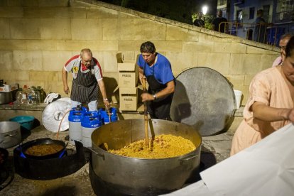La AAVV de San Pedro reparte migas por las fiestas de San Lorenzo - MARIO TEJEDOR