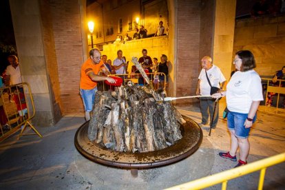 La AAVV de San Pedro reparte migas por las fiestas de San Lorenzo - MARIO TEJEDOR