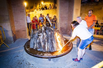 La AAVV de San Pedro reparte migas por las fiestas de San Lorenzo - MARIO TEJEDOR