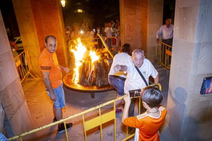 La AAVV de San Pedro reparte migas por las fiestas de San Lorenzo - MARIO TEJEDOR