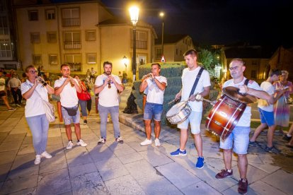 La AAVV de San Pedro reparte migas por las fiestas de San Lorenzo - MARIO TEJEDOR