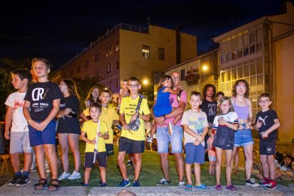La AAVV de San Pedro reparte migas por las fiestas de San Lorenzo - MARIO TEJEDOR