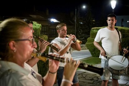 La AAVV de San Pedro reparte migas por las fiestas de San Lorenzo - MARIO TEJEDOR