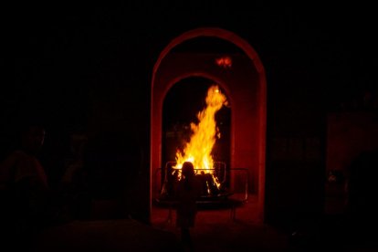 La AAVV de San Pedro reparte migas por las fiestas de San Lorenzo - MARIO TEJEDOR