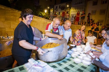 La AAVV de San Pedro reparte migas por las fiestas de San Lorenzo - MARIO TEJEDOR