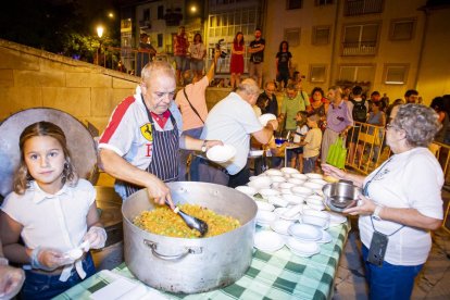 La AAVV de San Pedro reparte migas por las fiestas de San Lorenzo - MARIO TEJEDOR