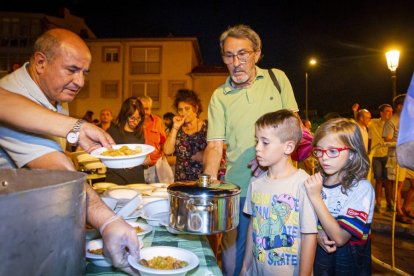 La AAVV de San Pedro reparte migas por las fiestas de San Lorenzo - MARIO TEJEDOR