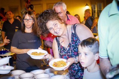 La AAVV de San Pedro reparte migas por las fiestas de San Lorenzo - MARIO TEJEDOR