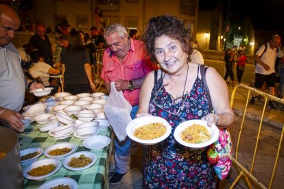 La AAVV de San Pedro reparte migas por las fiestas de San Lorenzo - MARIO TEJEDOR