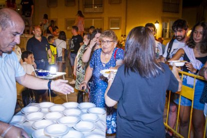 La AAVV de San Pedro reparte migas por las fiestas de San Lorenzo - MARIO TEJEDOR
