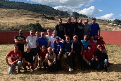 Amigos de la Saca en la ganadería de la que proceden los toros de la Saca, que este sábado llegarán al monte Valonsadero.-HDS