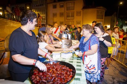 La AAVV de San Pedro reparte migas por las fiestas de San Lorenzo - MARIO TEJEDOR