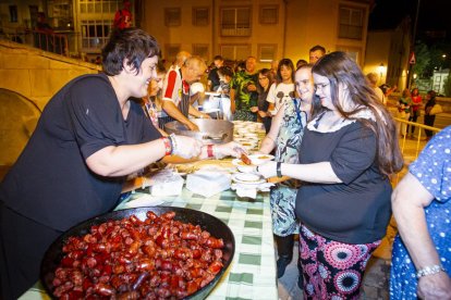 La AAVV de San Pedro reparte migas por las fiestas de San Lorenzo - MARIO TEJEDOR
