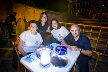 La AAVV de San Pedro reparte migas por las fiestas de San Lorenzo - MARIO TEJEDOR