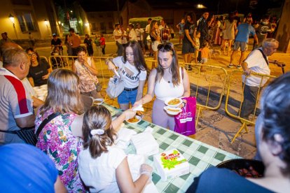 La AAVV de San Pedro reparte migas por las fiestas de San Lorenzo - MARIO TEJEDOR