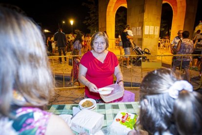 La AAVV de San Pedro reparte migas por las fiestas de San Lorenzo - MARIO TEJEDOR