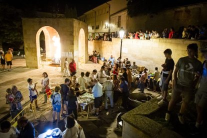 La AAVV de San Pedro reparte migas por las fiestas de San Lorenzo - MARIO TEJEDOR