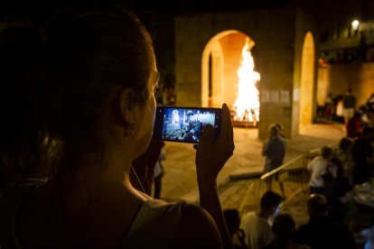 La AAVV de San Pedro reparte migas por las fiestas de San Lorenzo - MARIO TEJEDOR