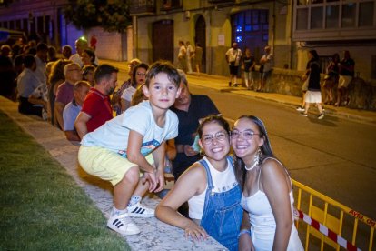 La AAVV de San Pedro reparte migas por las fiestas de San Lorenzo - MARIO TEJEDOR