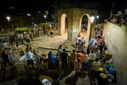 La AAVV de San Pedro reparte migas por las fiestas de San Lorenzo - MARIO TEJEDOR