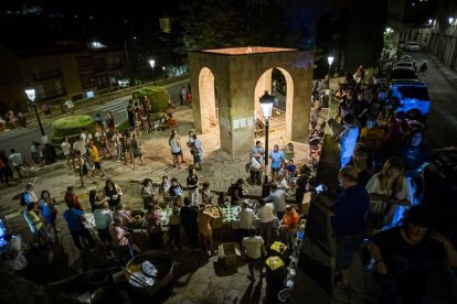 La AAVV de San Pedro reparte migas por las fiestas de San Lorenzo - MARIO TEJEDOR
